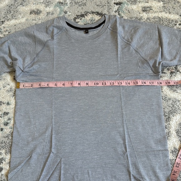 Alphalete Men’s Hero Seamless Tee in Smoke Bomb - Picture 3 of 8